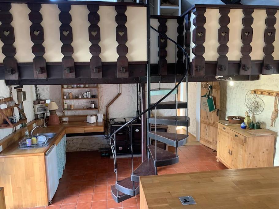 Stunning Barn Conversion On A Family Run Farm Llanfynydd Exterior photo